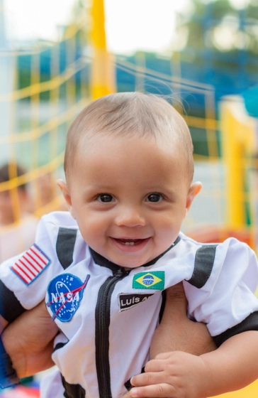 Antônio com sua roupinha de astronauta, sorrindo para a foto.