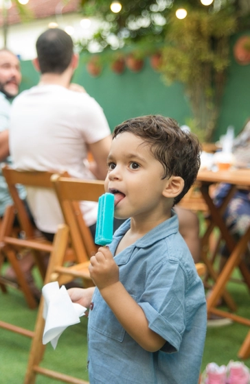 Lucas recarregando as energia com um picolé azul.